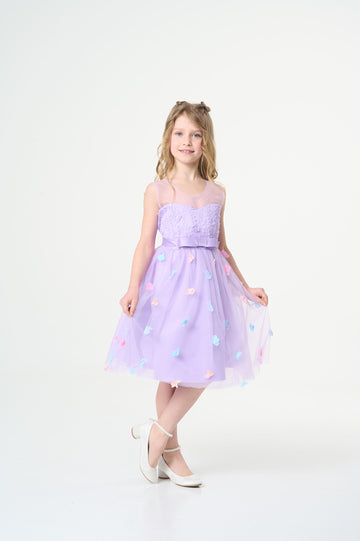 Vestido elegante de color lila con flores